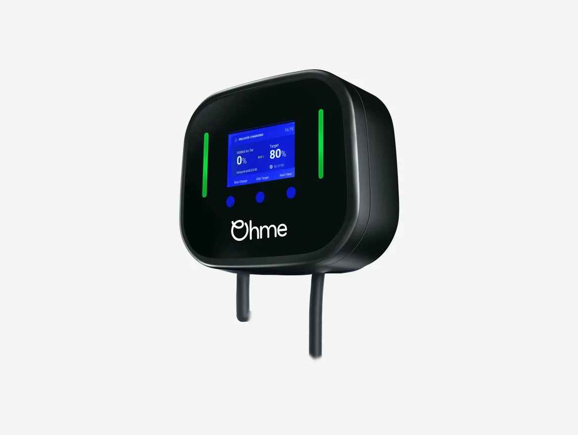 Ohme Home Pro laadpaal met scherm, schuin van voren