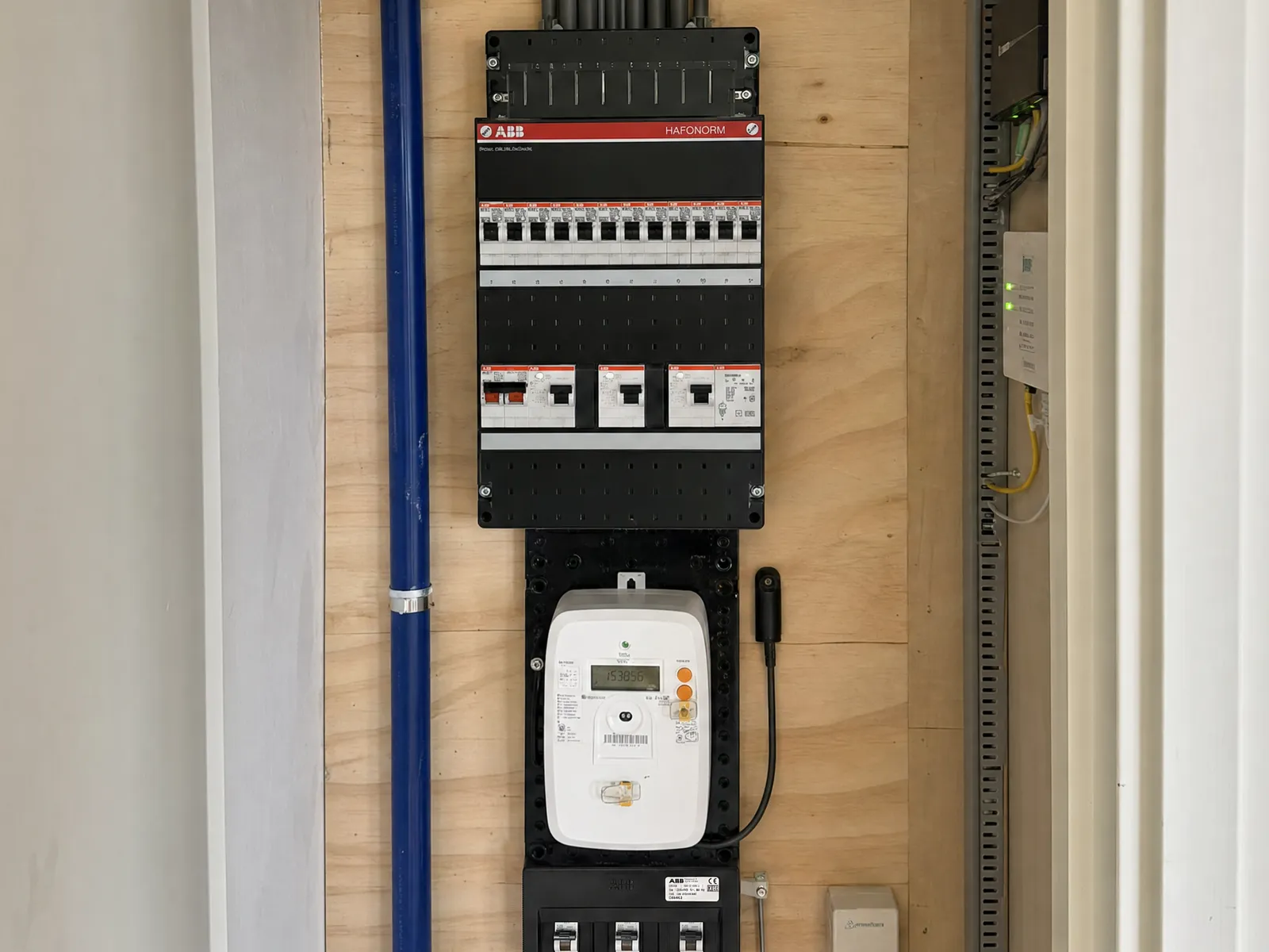 Meterkast met ABB Hafonorm-groepenkast en hoofdschakelaar