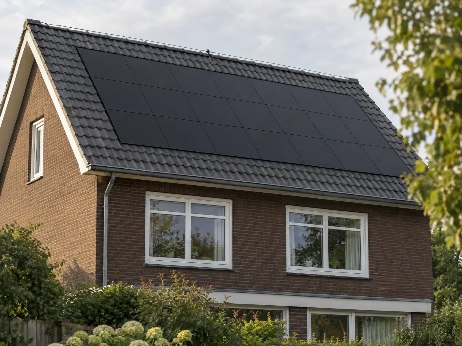 Zonnepanelen op een pannendak van een woning