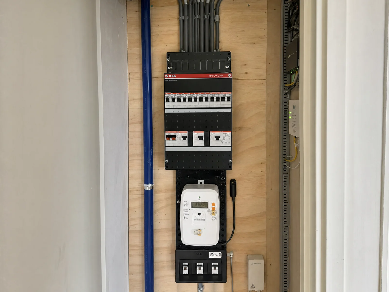 Meterkast met ABB Hafonorm-groepenkast, slimme meter en hoofdschakelaar